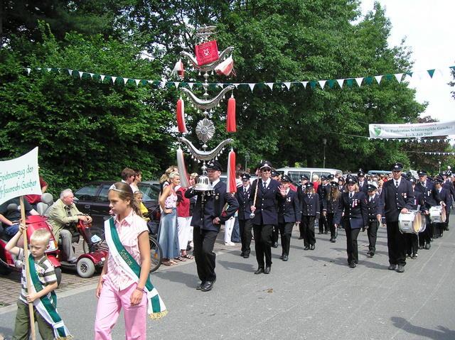 Pankr 400 J 001.JPG - Die Harwicker Ludgerus-Schützengilde nahm am 400-jährigem Jubiläum der St. Pankratius Schützengilde im Jahr 2005 ebenso teil, wie andere Vereine auch.